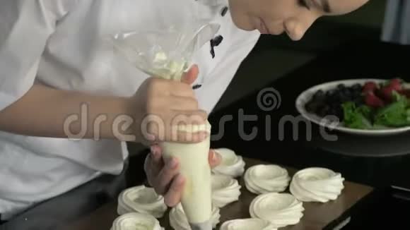 糕点厨师用奶油填充奶油视频的预览图