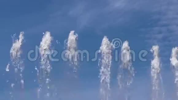 大量喷泉喷涌向上视频的预览图