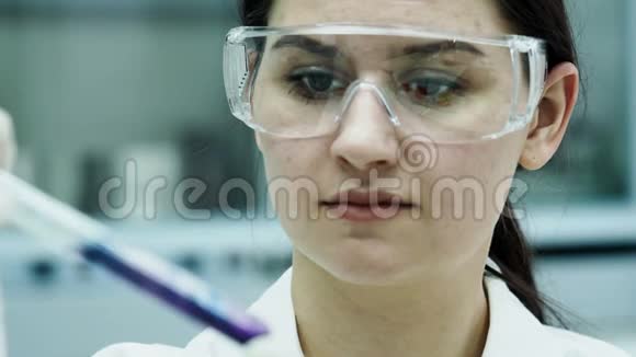 女人在实验室做试管实验视频的预览图