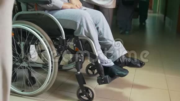 坐轮椅的残疾人站在医院或大学里视频的预览图