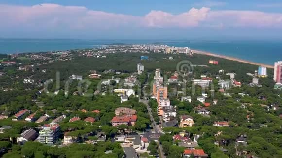 意大利Lignano2019年5月意大利亚得里亚海海岸线上的Lignano市空中无人机景观夏天的欧洲视频的预览图