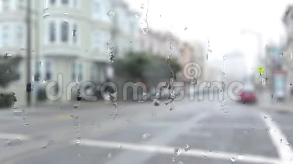 下雨了女人拿着伞过马路视频的预览图