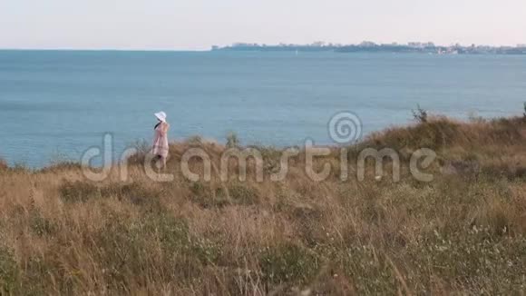 旅游妇女穿着漂亮的衣服和背包步行到相机日落旅游体验女孩享受轻松视频的预览图
