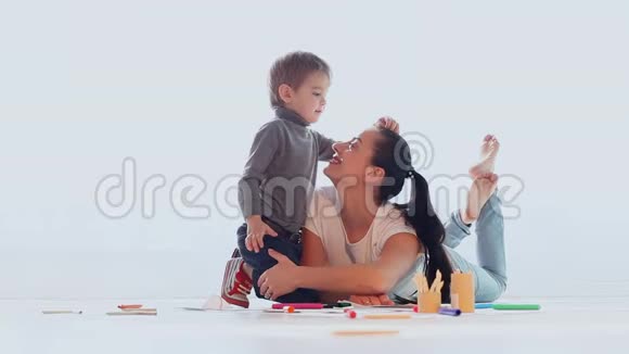 母子俩在白屋子里玩画画的笑视频的预览图