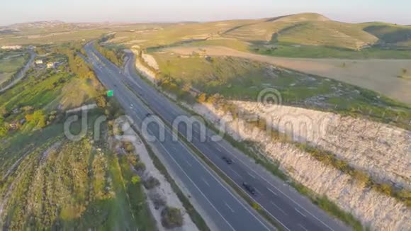 汽车旅行度假空中拍摄令人惊叹的绿色景观道路交通视频的预览图