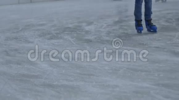 青少年滑冰运动员脚视频的预览图