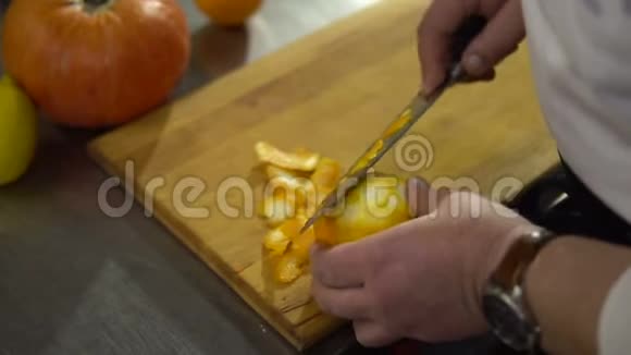 厨师清理橙色特写手拿刀切果皮视频的预览图
