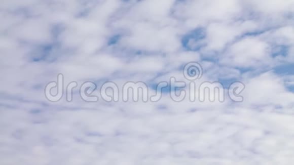 蓝色的天空和云彩在运动中的时间流逝视频的预览图