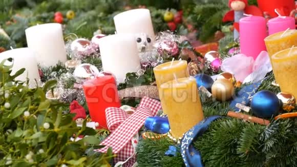 许多大的多色圣诞蜡蜡烛站在冬青和云杉圣诞节的精神和新的视频的预览图