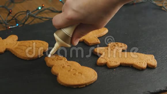装饰圣诞姜饼视频的预览图
