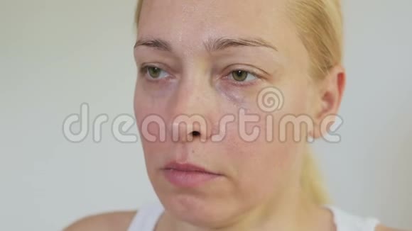 女40岁脸上戴着一个恢复青春活力的黑色组织面膜视频的预览图