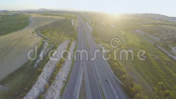 在州际公路上行驶的车辆地平线上美丽的日落空中射击视频的预览图