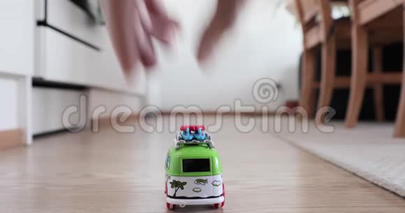 孩子们玩具汽车小巴在地板上行驶视频的预览图