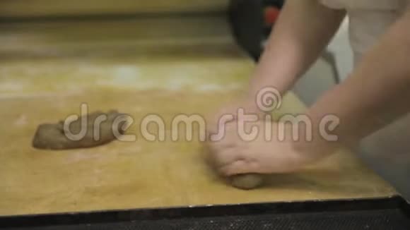 为面包师准备生黑麦面包食品概念女人用生黑麦做面包视频的预览图