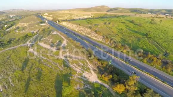 美丽的风景绿色的山丘繁忙的道路上的交通视频的预览图