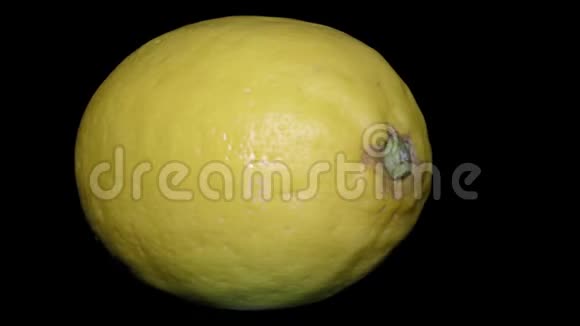 黄色柠檬一个宏关闭黑背景的视图视频的预览图
