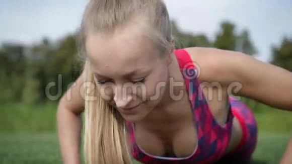 运动健康的女人做俯卧撑锻炼视频的预览图