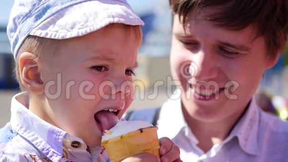 孩子在公园的特写镜头里吃华夫饼杯冰淇淋公园里的家庭假日视频的预览图