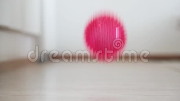 小朋友在房间里家里蹦蹦跳跳的粉红色橡胶镶球慢速视频视频的预览图