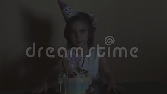 小寿星和她的生日蛋糕孩子许了个愿吹灭了蛋糕上的蜡烛家庭视频的预览图