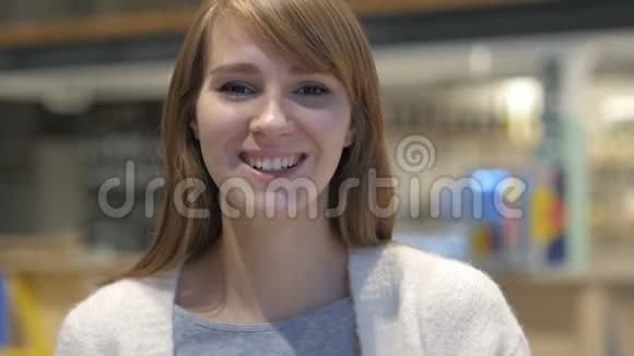 幸福的年轻女子在咖啡馆里拍手视频的预览图