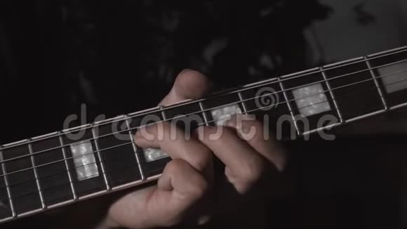 吉他演奏男性手用电吉他视频的预览图