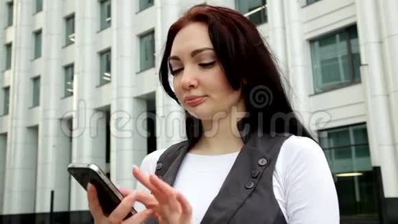 商务女性在电话里说话视频的预览图