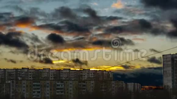 云在夕阳的天空上奔跑视频的预览图