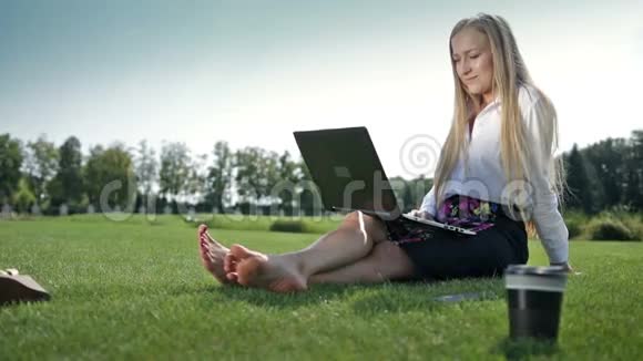 年轻的女商人用笔记本电脑在线聊天视频的预览图