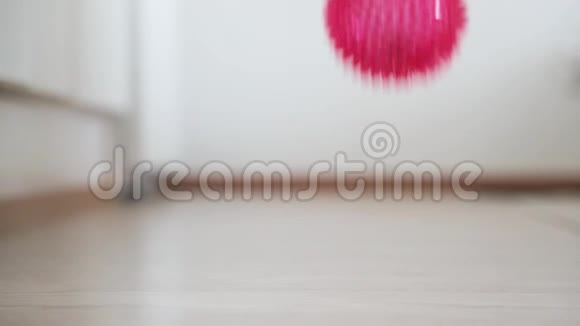 小朋友在房间里家里蹦蹦跳跳的粉红色橡胶镶球慢速视频视频的预览图