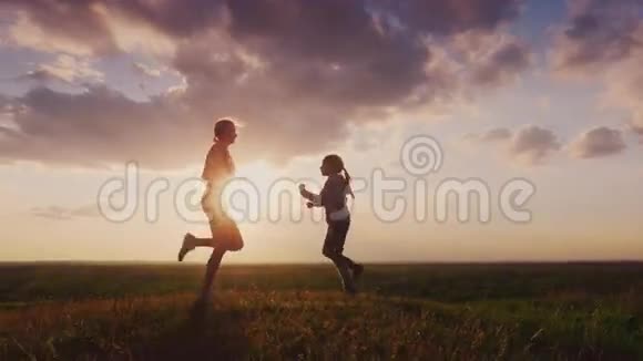 健康的生活方式和在新鲜空气中锻炼妈妈和女儿在日落时在风景如画的地方训练视频的预览图