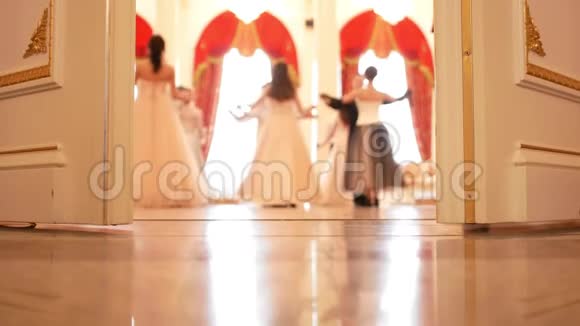 年轻男女穿着老式蓬松连衣裙跳着华尔兹舞视频的预览图