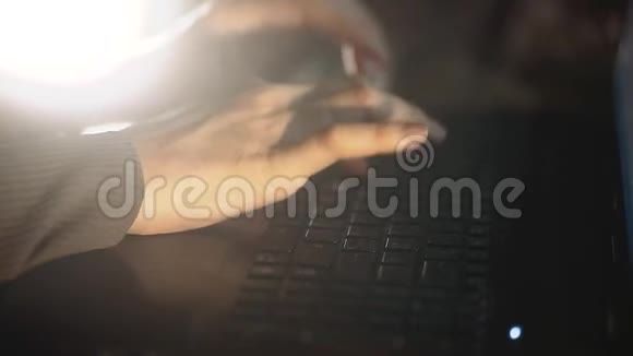 双手女人在一个背景的晚上在笔记本上打字女人在办公室的笔记本电脑键盘上打字女人视频的预览图