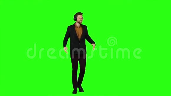 戴着耳机的商人跳舞的人绿色屏幕慢动作视频的预览图