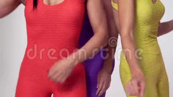 女孩们穿着五颜六色的紧身衣在工作室跳舞视频的预览图