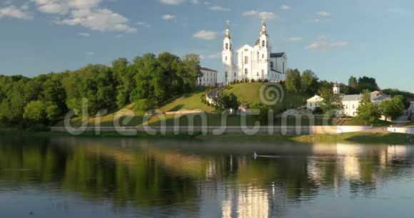 维捷布斯克白俄罗斯在阳光明媚的夏日在乌斯肯斯基山和德维纳河上的上教堂视频的预览图