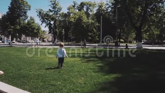 两个快乐的孩子在夏季公园跑步视频的预览图