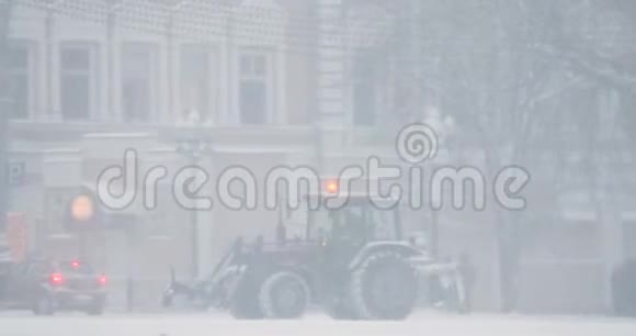 戈梅尔白俄罗斯拖拉机在冬季雪灾日清扫积雪潘全景视频的预览图