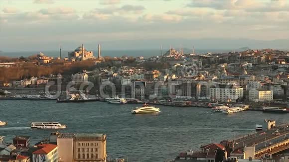 从加拉太塔到伊斯坦布尔的宽框架哈吉亚伊斯坦布尔蓝色清真寺历史街区总计划视频的预览图