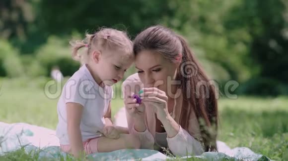 大自然中的家庭母亲和女儿在公园玩视频的预览图