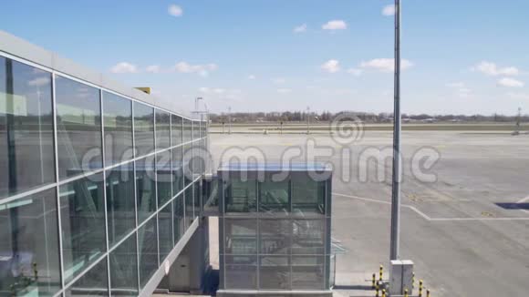 机场跑道和玻璃航站楼的美丽景色飞机工业视频的预览图