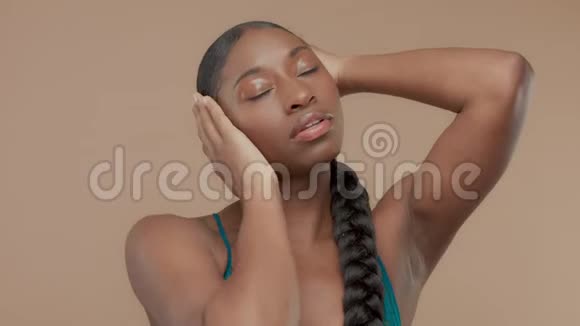 黑色混合种族模型米色背景与自然中性化妆视频的预览图