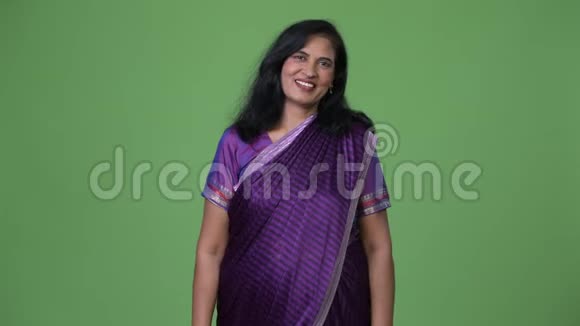 成熟快乐美丽的印度女人双臂交叉穿着萨里传统服装视频的预览图