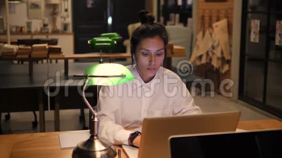 年轻的混合种族商业女性在办公室工作在笔记本电脑晚上4K视频的预览图