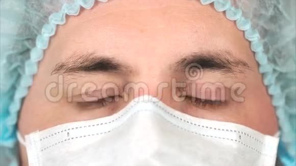 口罩和医用帽子外科医生视频的预览图