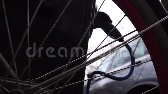 电动汽车在阿姆斯特丹的自行车轮背景上充电视频的预览图