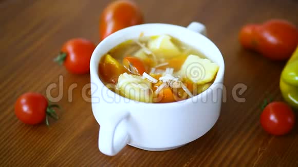盘子里放有面条西红柿辣椒和其他蔬菜的蔬菜汤视频的预览图