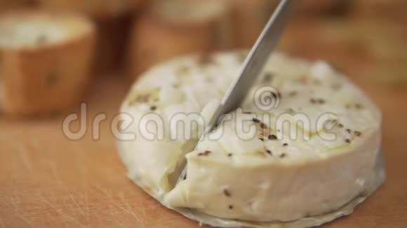 用大蒜切烤卡蒙伯加蒜橄榄油胡椒和面包视频的预览图