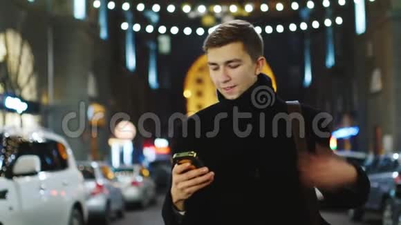 男人微笑着看着他的手机短信阅读用小工具工作视频的预览图