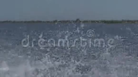 水溅伴随着在船上移动的摩托艇视频的预览图